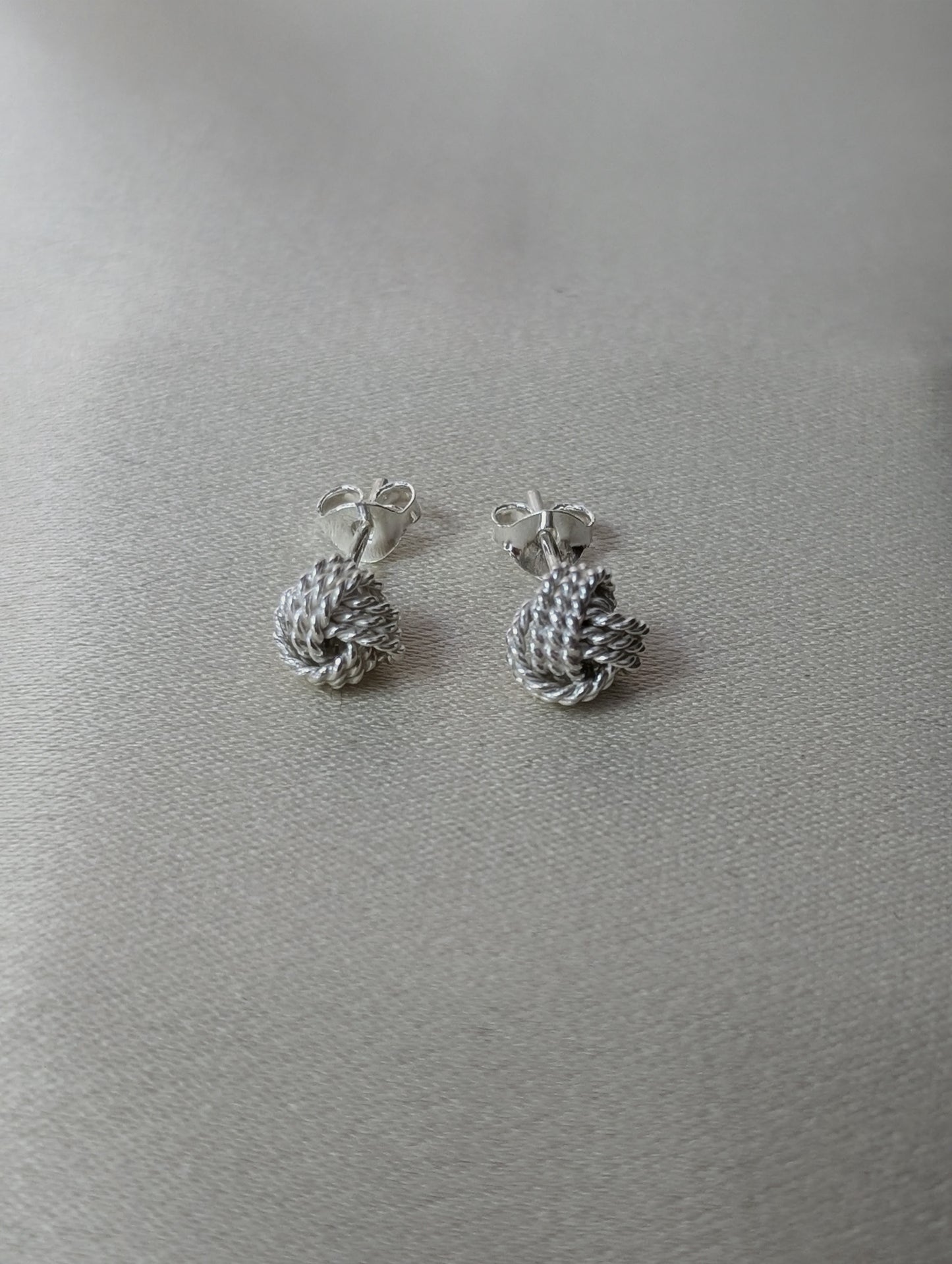 Puzzle Thread Studs