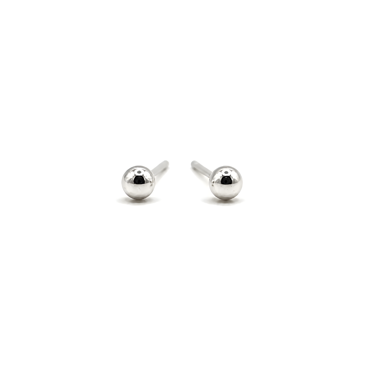A sterling silver ball stud earrings.