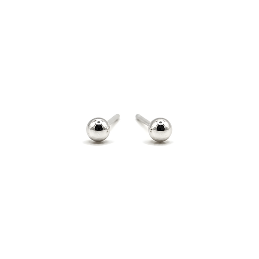 A sterling silver ball stud earrings.