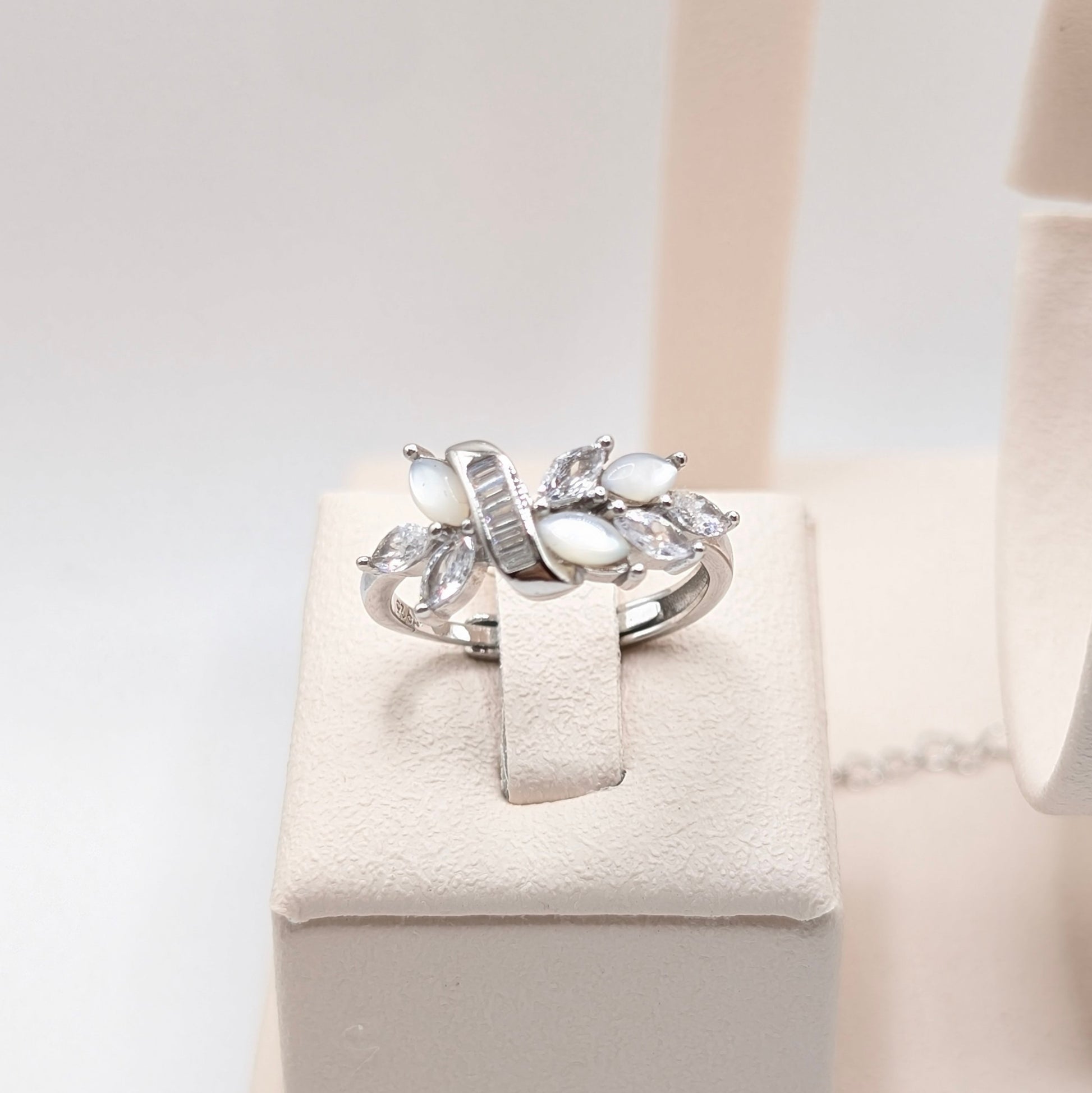 925 Sterling Silver Necklace Set - Ring with floral design
